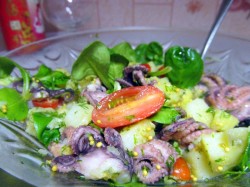 название картинки Теплый салат с осьминогами