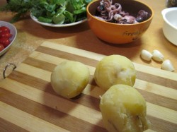 название картинки Теплый салат с осьминогами