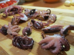 название картинки Теплый салат с осьминогами