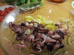 название картинки Теплый салат с осьминогами