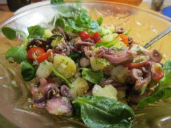 название картинки Теплый салат с осьминогами