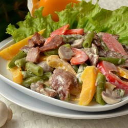Теплый салат с телятиной