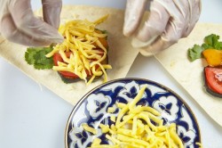 Теплый салат в лаваше - шаг 13