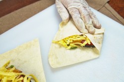 Теплый салат в лаваше - шаг 14