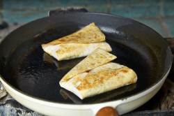 Теплый салат в лаваше - шаг 15