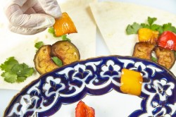 Теплый салат в лаваше - шаг 10