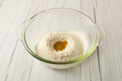 Тесто для пиццы на сухих дрожжах - шаг 4 Тесто для пиццы на сухих дрожжах - шаг 4