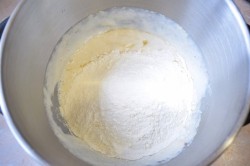 Тесто для пирожков с сухими дрожжами на молоке