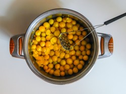 Ткемали из желтой алычи на зиму - шаг 3