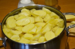 Толченая картошка с молоком - шаг 2 Толченая картошка с молоком - шаг 2