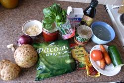 Томатный суп с тертым сыром и базиликом