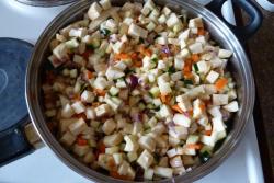 Томатный суп с тертым сыром и базиликом