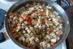 Томатный суп с тертым сыром и базиликом