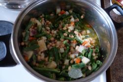 Томатный суп с тертым сыром и базиликом