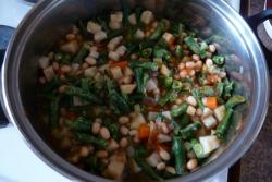 Томатный суп с тертым сыром и базиликом