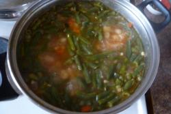 Томатный суп с тертым сыром и базиликом