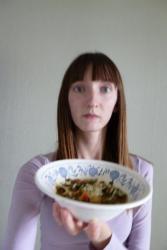 Томатный суп с тертым сыром и базиликом