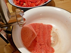 название картинки Томатный сок на зиму на мясорубке