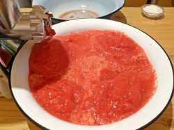 название картинки Томатный сок на зиму на мясорубке