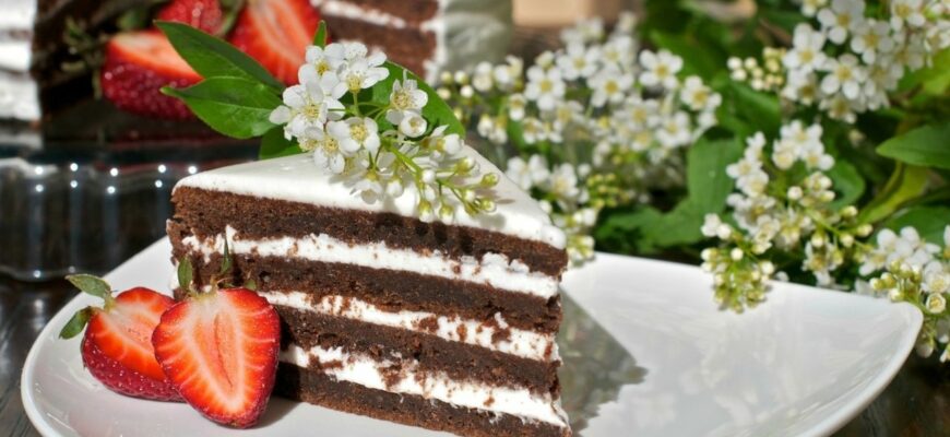 Черемуховый торт на кефире со сметанным кремом и черносливом