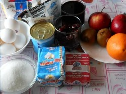 Торт Цифра 8 с какао и творогом с цветами из фруктов