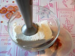 Торт Цифра 8 с какао и творогом с цветами из фруктов