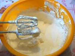 Торт Цифра 8 с какао и творогом с цветами из фруктов