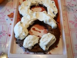 Торт Цифра 8 с какао и творогом с цветами из фруктов