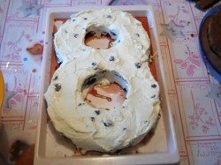 Торт Цифра 8 с какао и творогом с цветами из фруктов