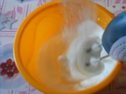 Торт Цифра 8 с какао и творогом с цветами из фруктов