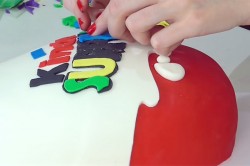 Торт Киндер Сюрприз из мастики