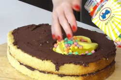 Торт Киндер Сюрприз из мастики