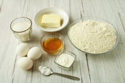 Торт медовик на сковороде - шаг 1 Торт медовик на сковороде - шаг 1