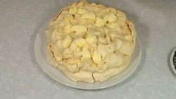 Торт Павлова из безе со взбитыми сливками и ягодами