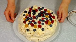 Торт Павлова из безе со взбитыми сливками и ягодами