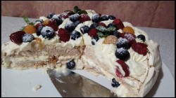 Торт Павлова из безе со взбитыми сливками и ягодами