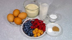 Торт Павлова из безе со взбитыми сливками и ягодами