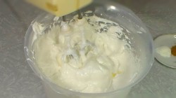 Торт Павлова из безе со взбитыми сливками и ягодами