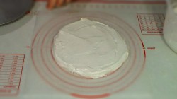 Торт Павлова из безе со взбитыми сливками и ягодами