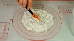 Торт Павлова из безе со взбитыми сливками и ягодами