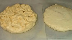 Торт Павлова из безе со взбитыми сливками и ягодами