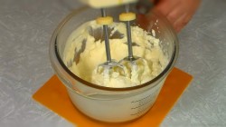 Торт Павлова из безе со взбитыми сливками и ягодами