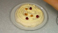 Торт Павлова из безе со взбитыми сливками и ягодами