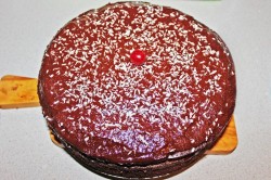 название картинки Шоколадный Торт Пьяная вишня с коньяком и кокосовой стружкой