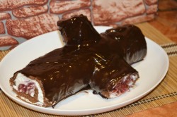 Торт Рождественское полено с вишней