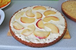 название картинки Торт Фруктовая нежность с цветами