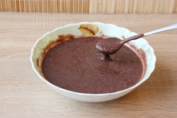 Черемуховый торт на кефире со сметанным кремом и черносливом