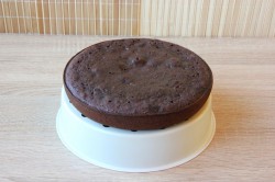 Черемуховый торт на кефире со сметанным кремом и черносливом