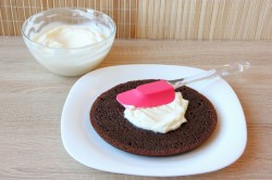 Черемуховый торт на кефире со сметанным кремом и черносливом