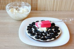 Черемуховый торт на кефире со сметанным кремом и черносливом